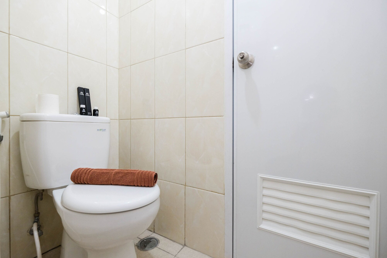 Bathroom 3, Comfortable Studio at Springlake Summarecon Bekasi Apartment, Bekasi