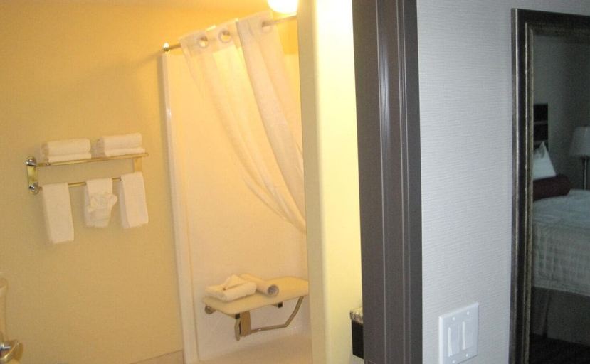 Bathroom 4, Super 8 by Wyndham Saskatoon Near Downtown, Division No. 11