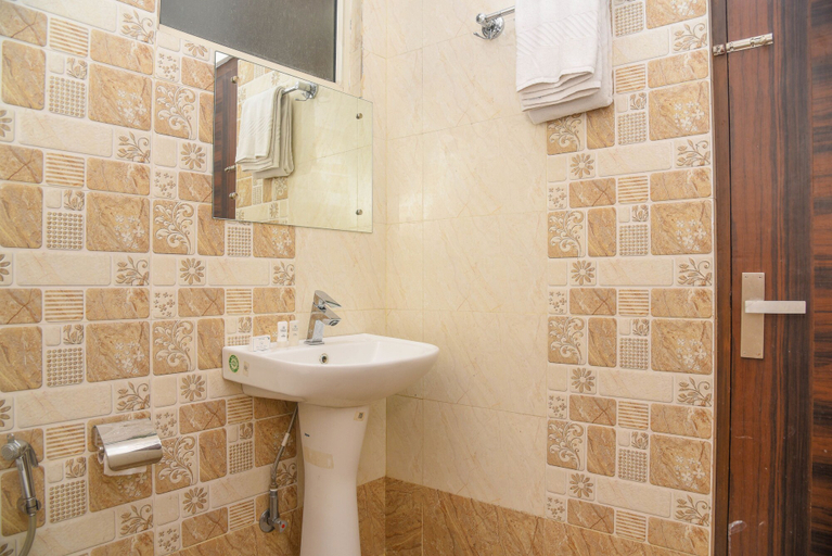 Bathroom 4, Hotel Reeve Inn, Jaipur
