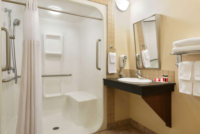 Bathroom 4, Ramada by Wyndham Drayton Valley, Division No. 11