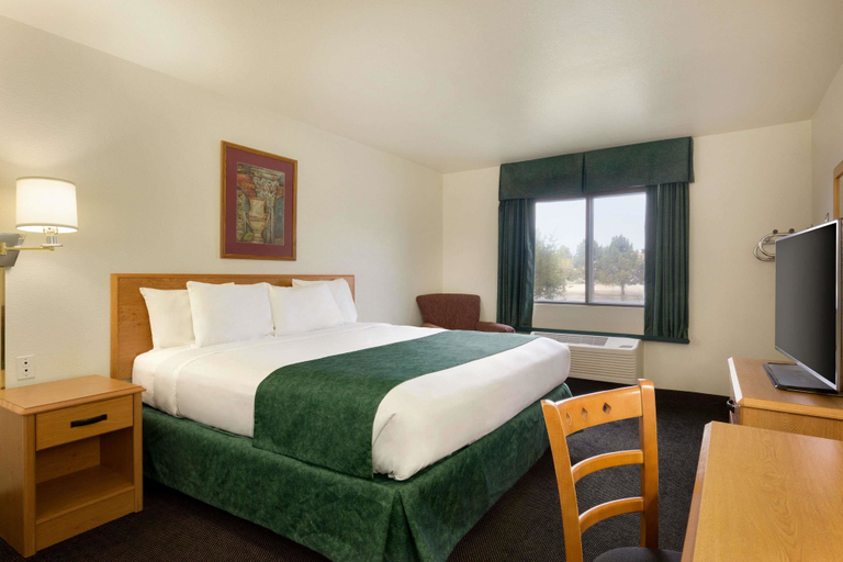 Bedroom 3, Travelodge by Wyndham Alpine, Brewster