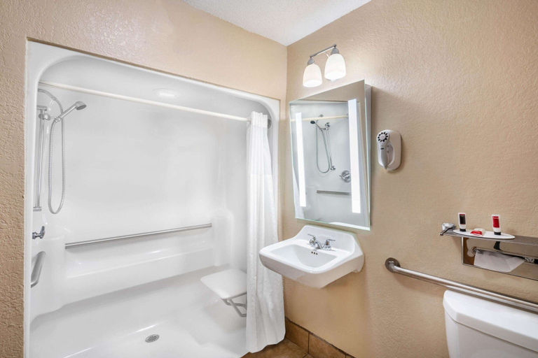 Bathroom 4, Baymont By Wyndham Tupelo, Lee