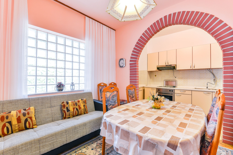 Food & Drinks 5, Apartments Liveric, Vir