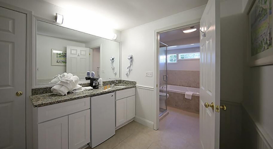 Bathroom 5, Colonial Inn in Harbor Springs, Emmet