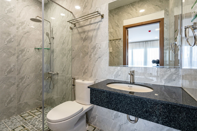 Bathroom 4, Emerald Central , District 3