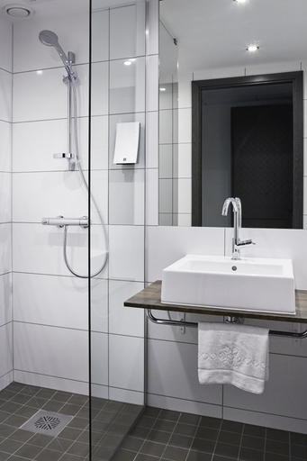 Bathroom 4, Quality Hotel View, Malmö