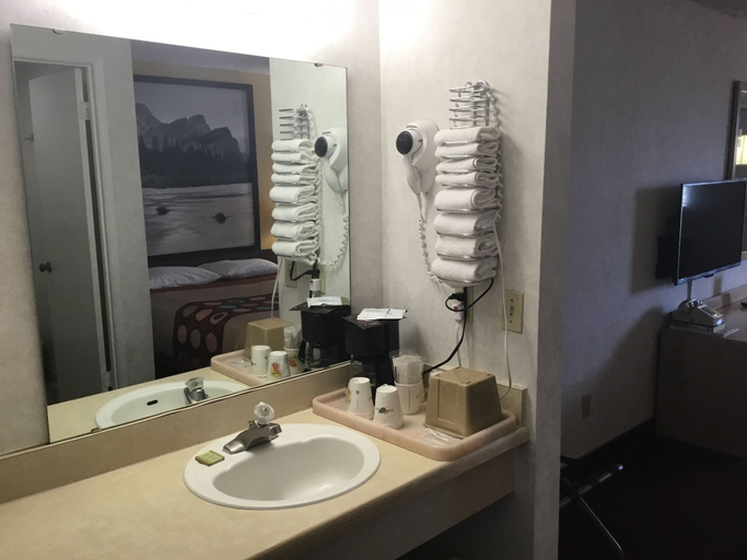 Bathroom 4, Super 8 by Wyndham Bishop, Inyo