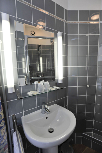 Bathroom 5, Hôtel des Falaises, Seine-Maritime