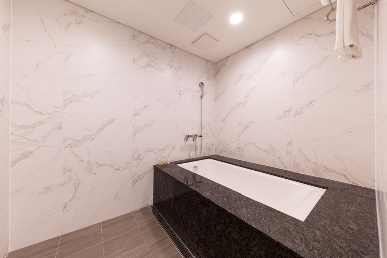 Bathroom 4, Howard Johnson by Wyndham Incheon Airport, Jung