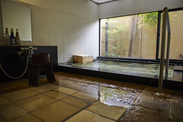 Bathroom 4, Harazuru no mai, Ukiha