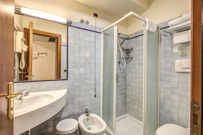 Bathroom 4, Hotel De Lanzi, Florence