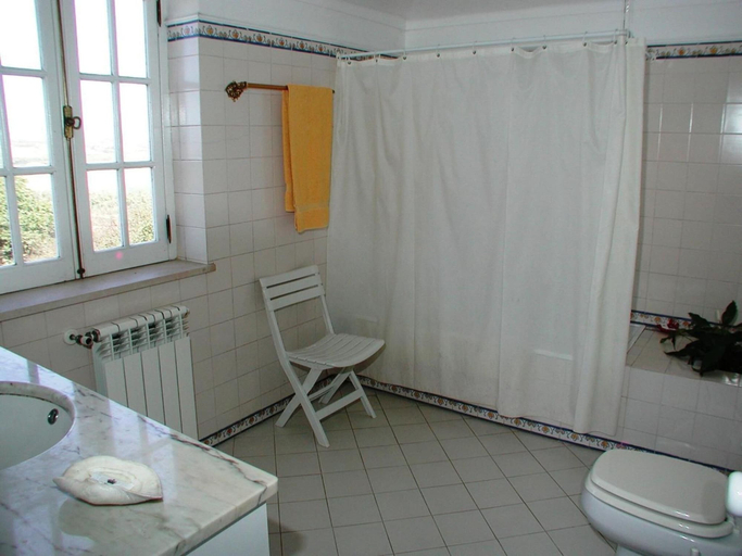 Bathroom 3, Casa do Castelo, Peniche