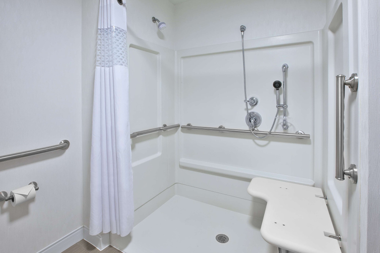 Bathroom 5, Hampton Inn & Suites Alliance, Stark