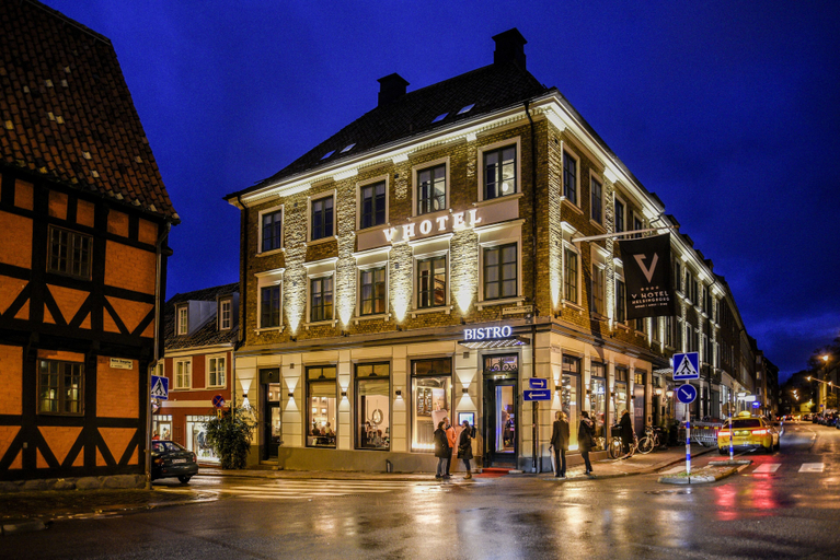 Exterior & Views