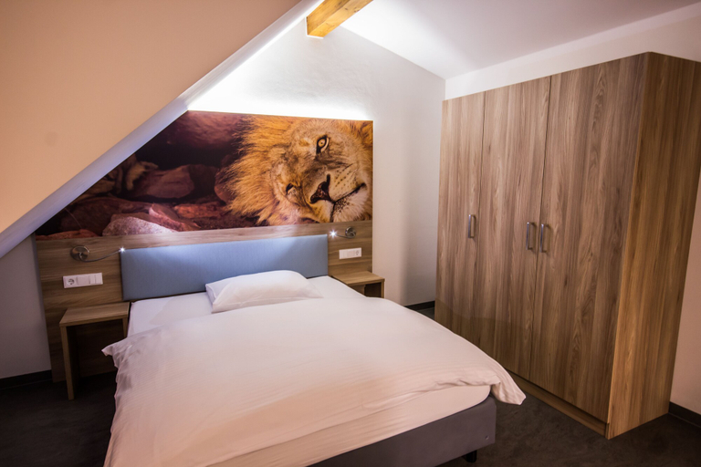 Bedroom 4, Hotel 7 Continents, Regensburg