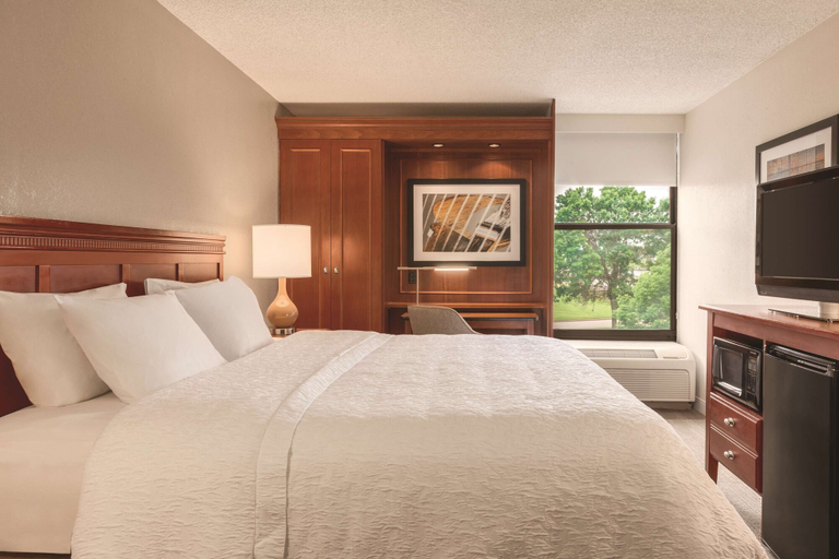 Bedroom 4, Hampton Inn Des Moines-Airport, Polk