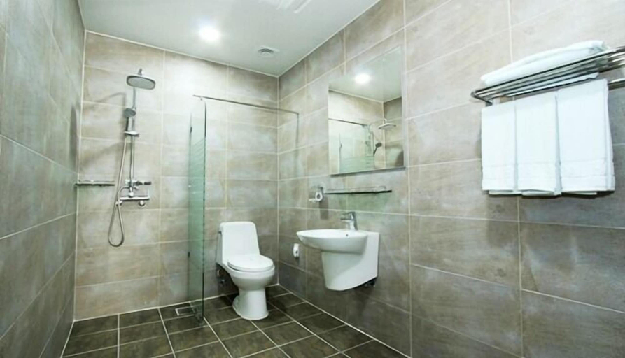 Bathroom 5, Benikea Central Hotel, Tongyeong