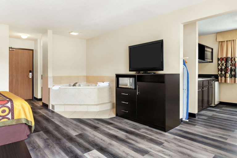 Bedroom 3, Super 8 by Wyndham Clinton/Jackson West, Hinds