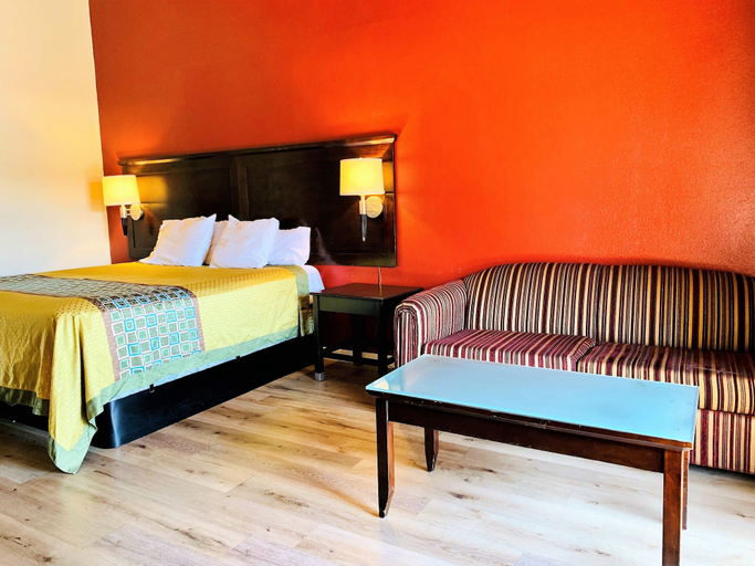 Bedroom 3, Rodeway Inn Fallbrook Downtown, San Diego