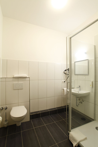 Bathroom 5, Arthotel ANA Eden Karlsruhe, Trademark Collection by Wyndham, Karlsruhe