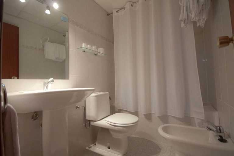 Bathroom 5, Hotel Fornos, Zaragoza