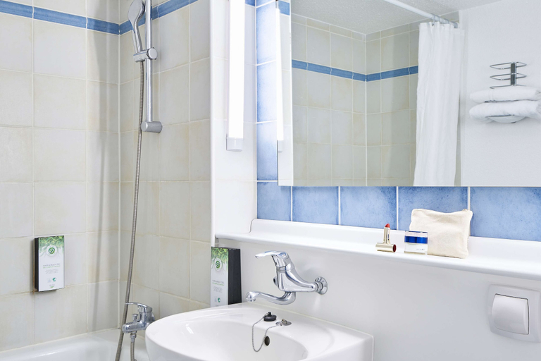 Bathroom 5, Kyriad Direct Evreux, Eure