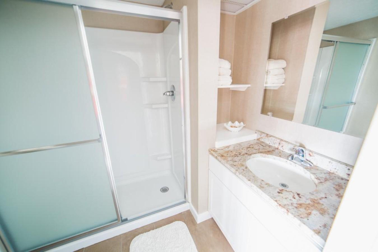 Bathroom 3, The Surf Club Oceanfront Hotel, Sussex