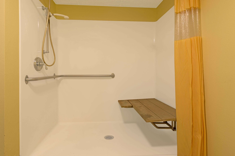 Bathroom 4, Days Inn by Wyndham Cameron, De Kalb