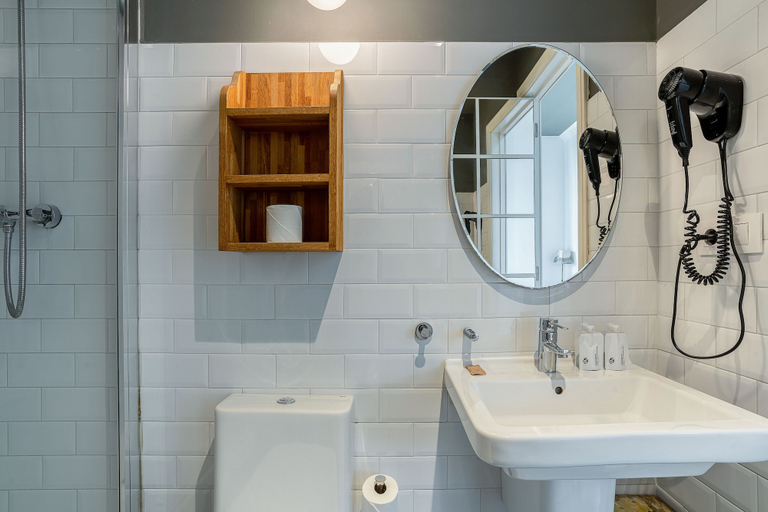 Bathroom 2, Casa Gracia Apartments, Barcelona