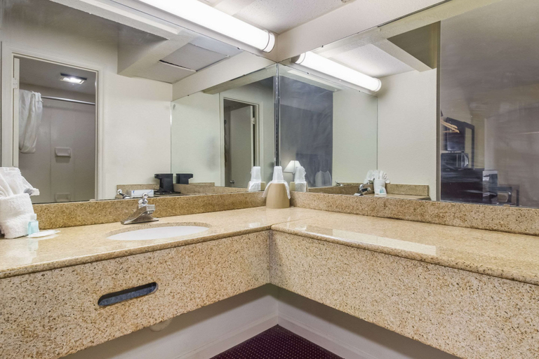 Bathroom 4, Suburban Studios Florence I-95, Florence