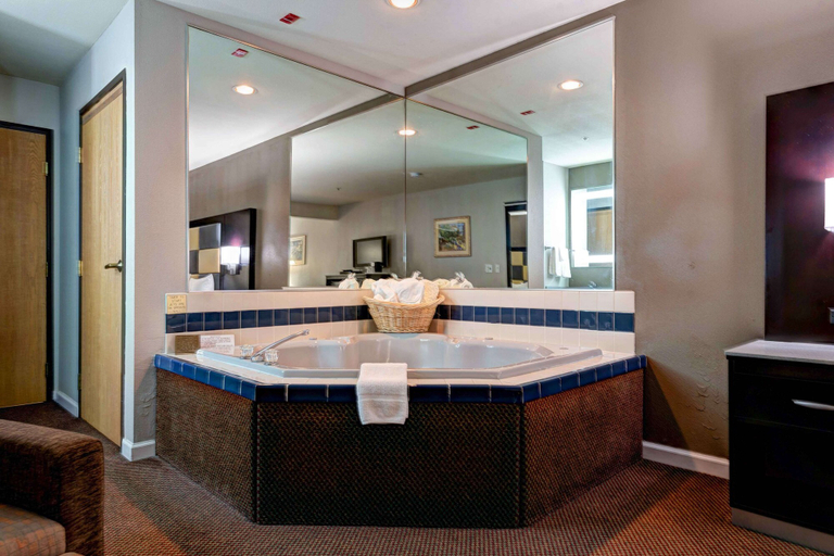 Bathroom 4, SureStay Plus Hotel by Best Western Redding, Shasta