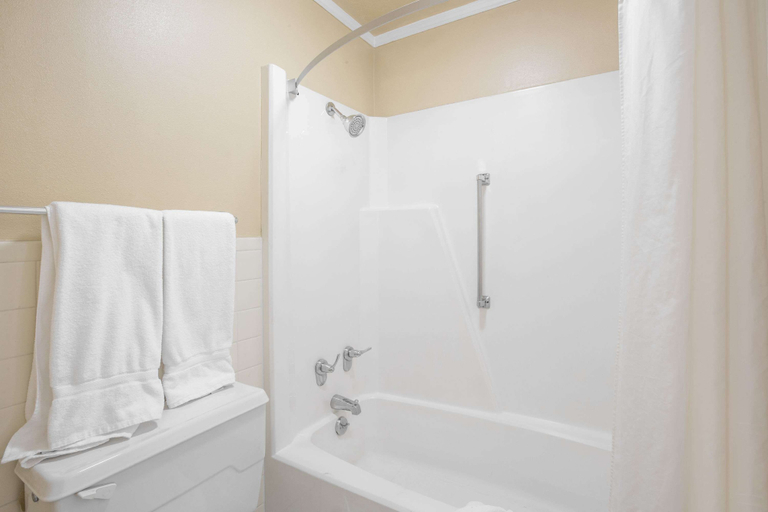 Bathroom 3, Super 8 by Wyndham Jasper, Walker
