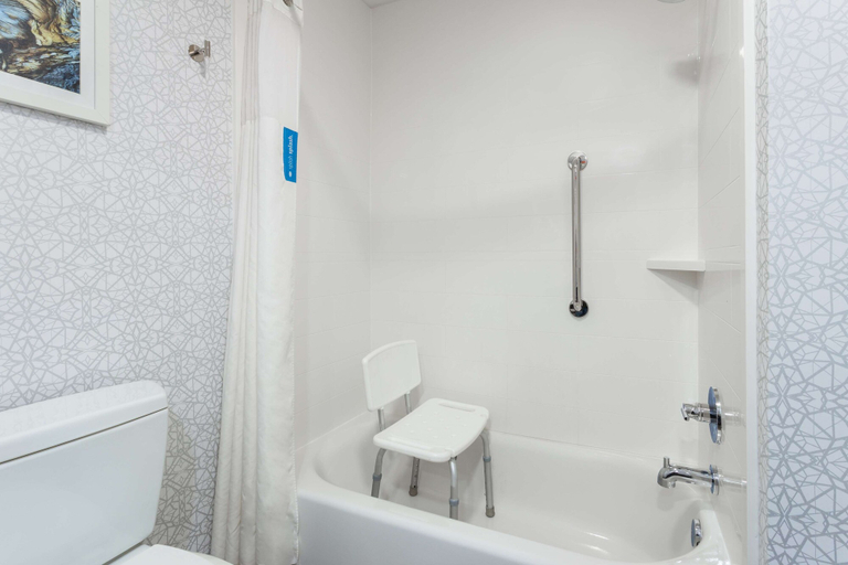 Bathroom 4, Hampton Inn Perry, Taylor
