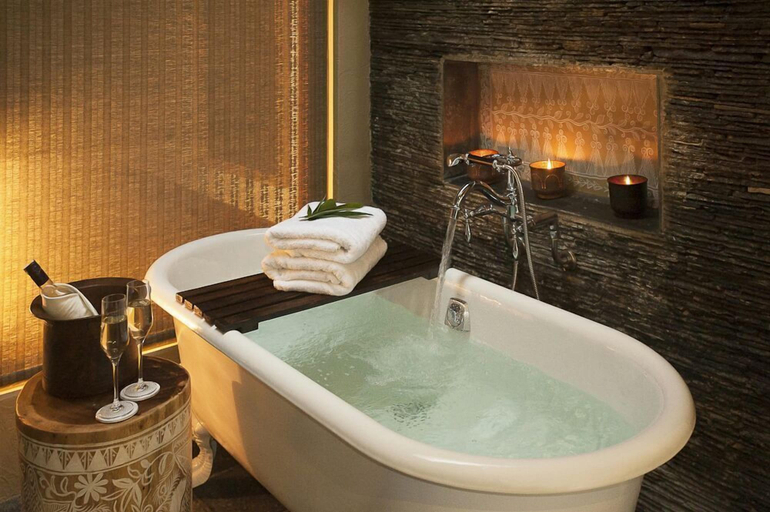 Deep soaking bathtub, Meghauli Serai, A Taj Safari Lodge, Narayani