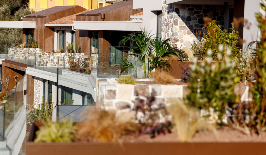 Exterior & Views 23