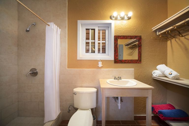 Bathroom 3, Mr. Tucan Hotel, Roatán