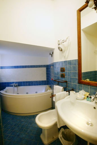 Bathroom 4, Archi del Sole & San Rocco, L'Aquila