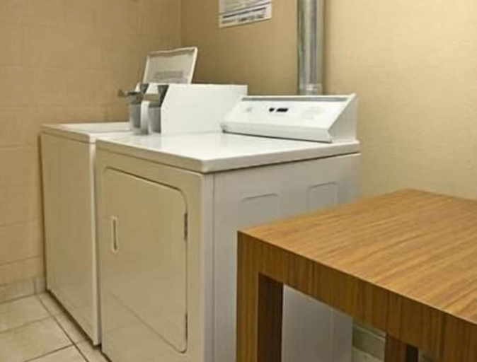 Bathroom 4, Days Inn by Wyndham Hillsboro TX, Hill