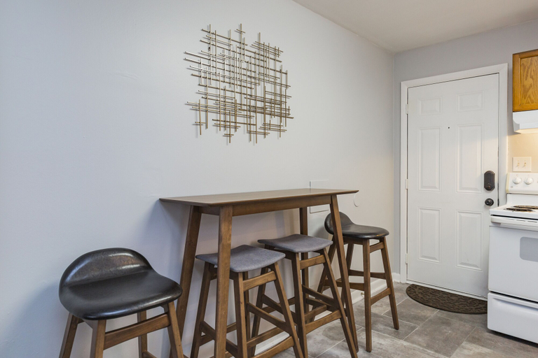 Others 5, Savor the Homey Vibe at a Chilled Nest Five Min Downtown, Davidson