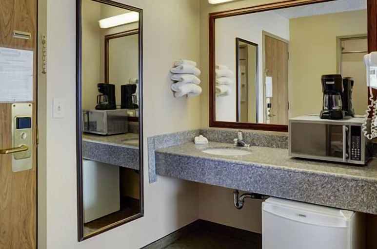 Bathroom 4, Nova Inn Kindersley, Division No. 13