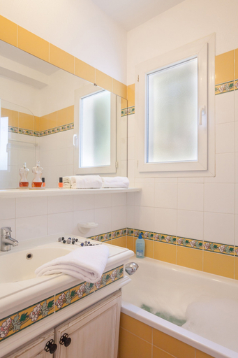 Bathroom 3, Hôtel Résidence Pierre & Vacances Les Restanques du Golfe de Saint-Tropez, Var