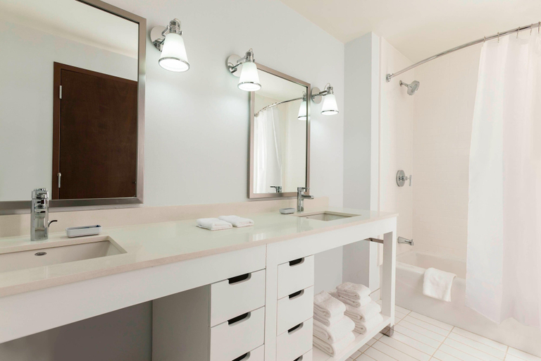 Bathroom 4, Four Points By Sheraton Seattle Airport South, King