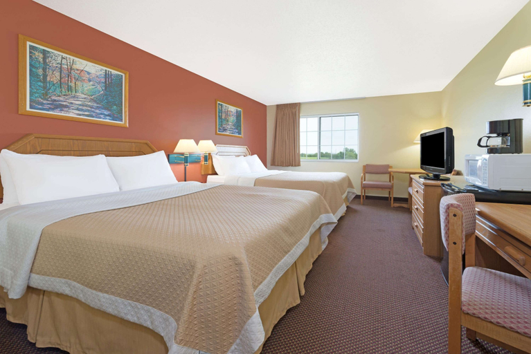 Bedroom 3, Days Inn by Wyndham Cameron, De Kalb