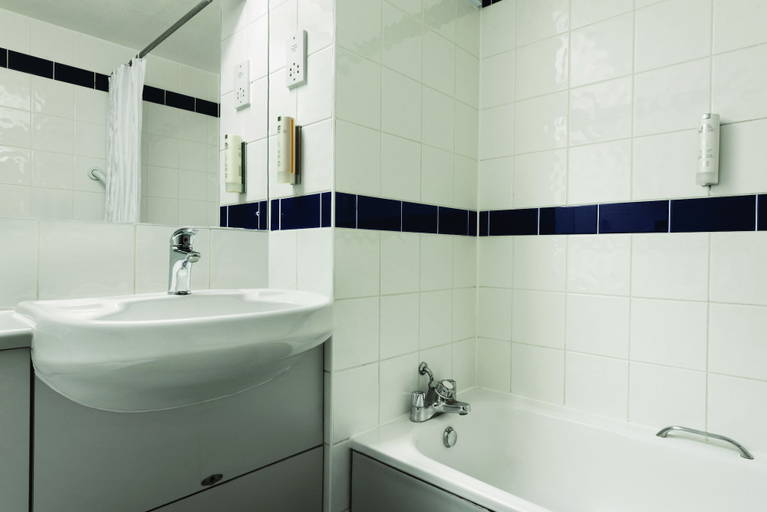 Bathroom 4, Days Inn by Wyndham Warwick South M40, Warwickshire