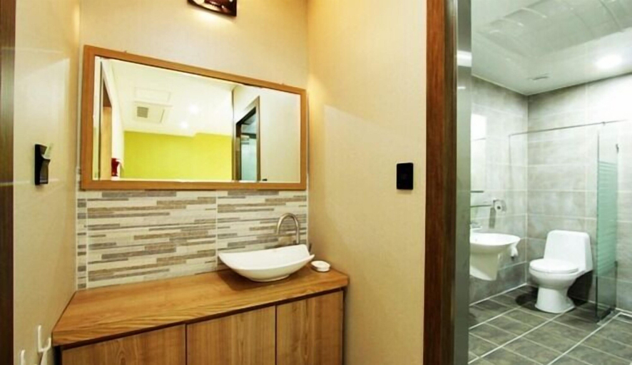 Bathroom 5, Benikea Central Hotel, Tongyeong