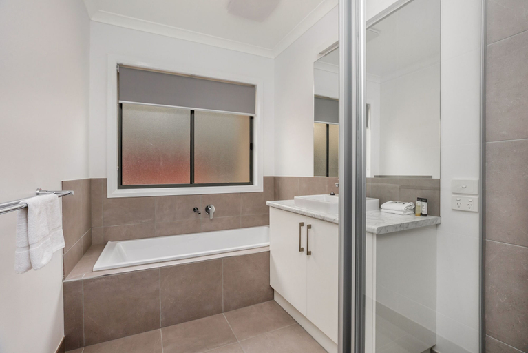 Bathroom 3, National Hotel Complex and Bendigo Central Apartments, Gr. Bendigo - Central