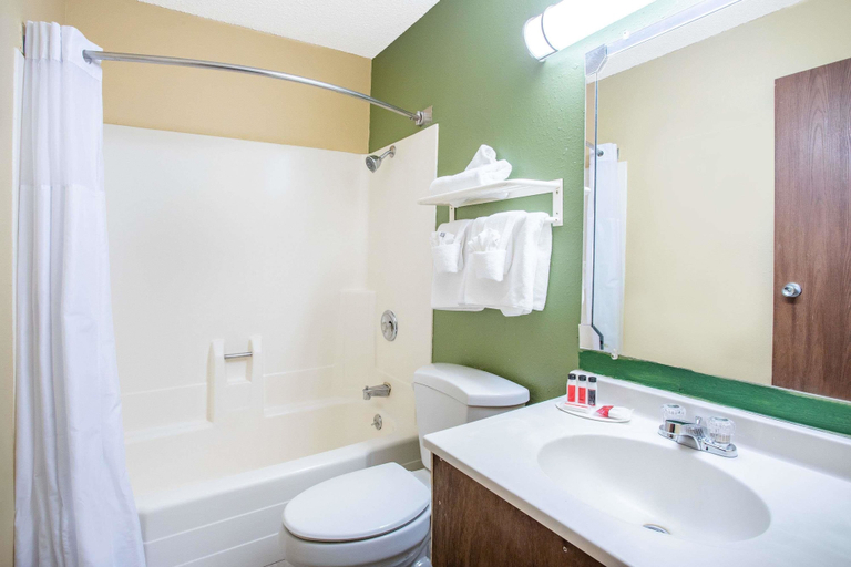 Bathroom 4, Super 8 by Wyndham Craig, Moffat