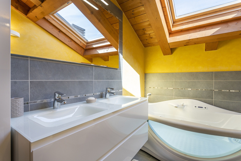 Bathroom 2, New Deal - APT with Terrace & Jacuzzi, Udine