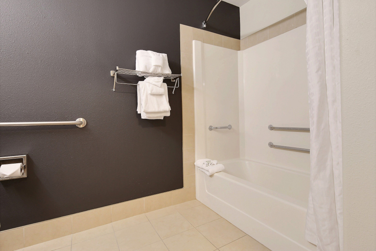 Bathroom 5, Super 8 by Wyndham Quebec City, Communauté-Urbaine-de-Québec