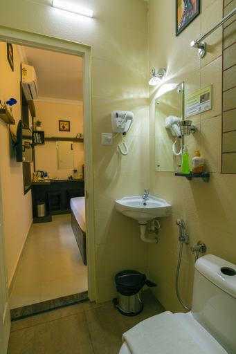 Bathroom 4, Blue Bell Airport Hotel, Ernakulam